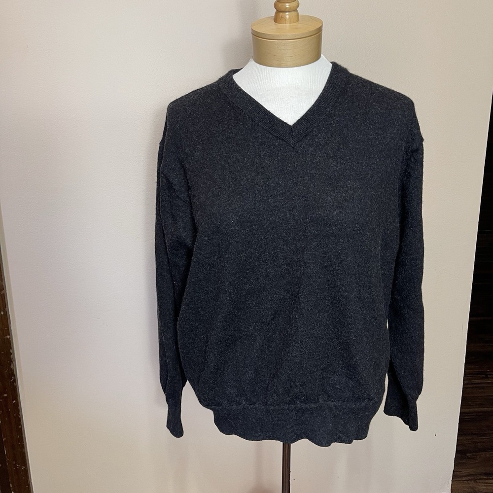 Orvis Charcoal Gray 100% Merino Wool V-Neck Sweater Medium